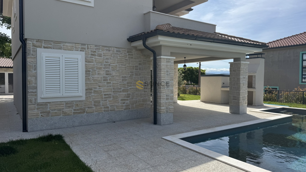 Isola di KRK, dintorni di Vrbnik, splendida nuova villa con piscina riscaldata e giardino curato!