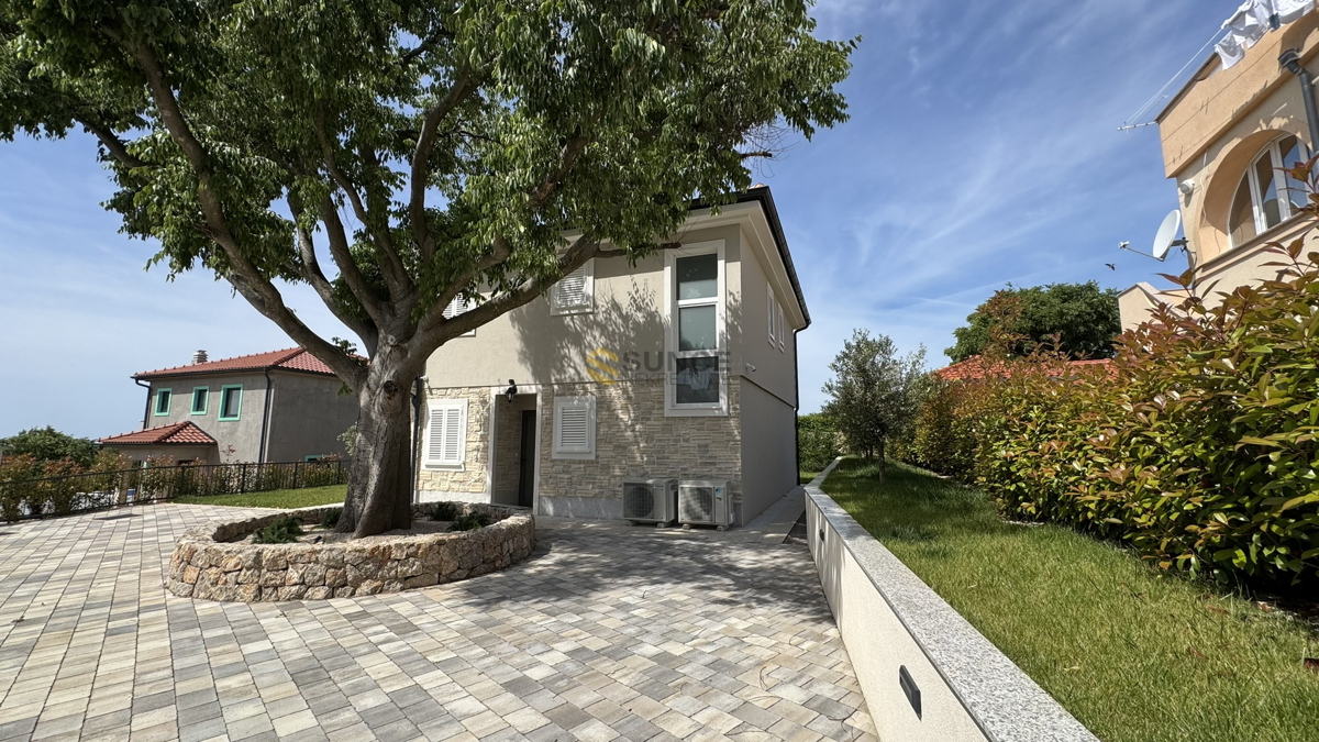 Isola di KRK, dintorni di Vrbnik, splendida nuova villa con piscina riscaldata e giardino curato!