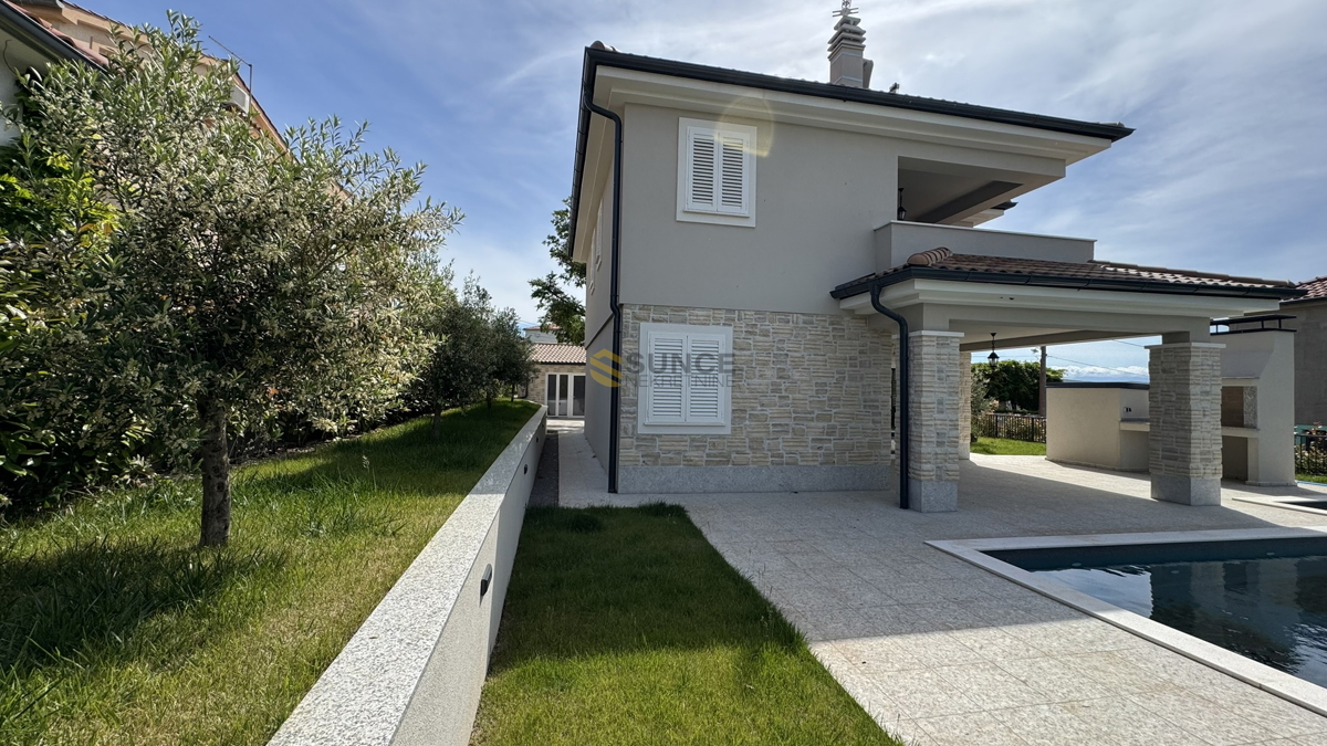 Isola di KRK, dintorni di Vrbnik, splendida nuova villa con piscina riscaldata e giardino curato!
