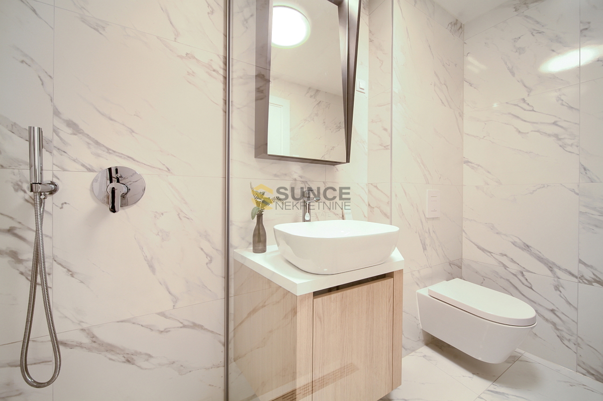 Città di Krk, appartamento arredato al piano terra di 73 m2!