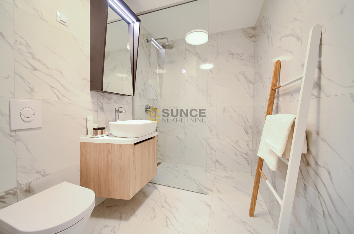 Città di Krk, appartamento arredato al piano terra di 73 m2!