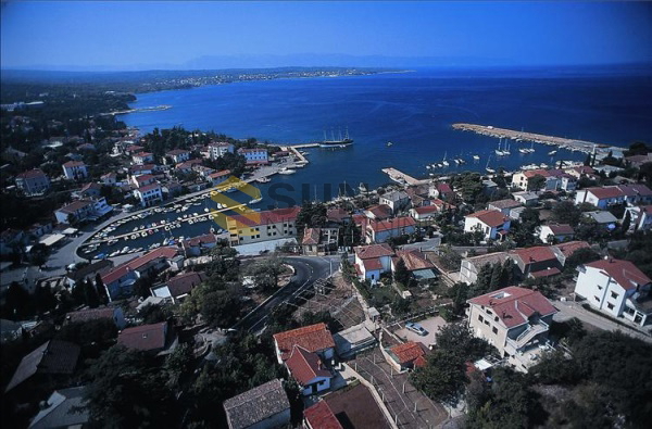 Malinska, terreno edificabile vicino al centro e alla spiaggia!