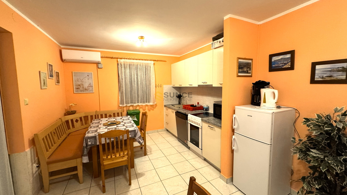 Appartamento ben arredato al piano terra a Baška, vicino al mare!