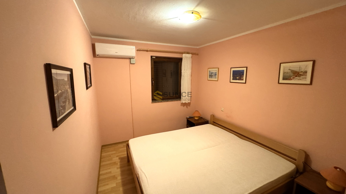 Appartamento ben arredato al piano terra a Baška, vicino al mare!