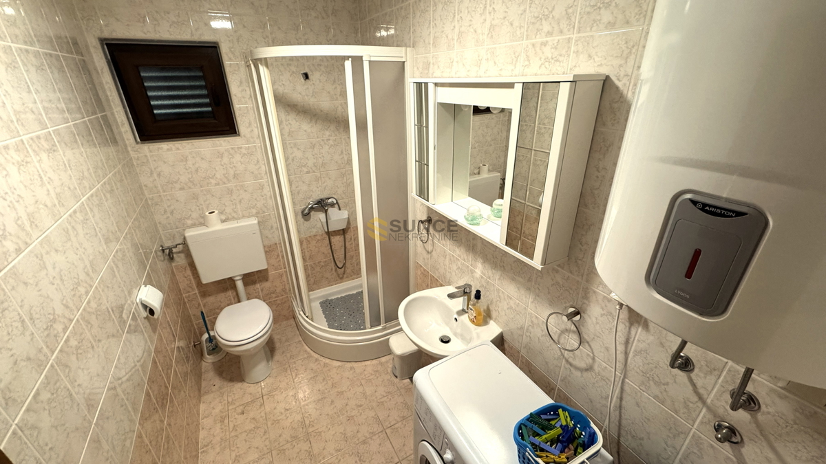 Appartamento ben arredato al piano terra a Baška, vicino al mare!