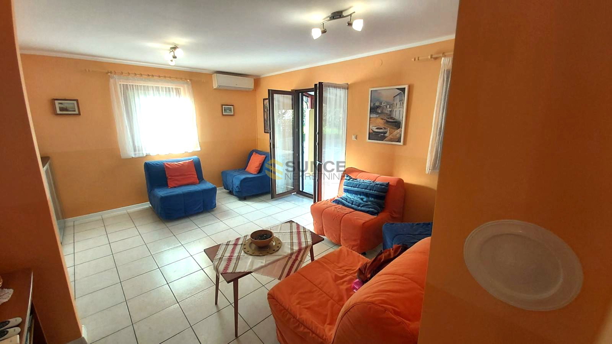 Appartamento ben arredato al piano terra a Baška, vicino al mare!