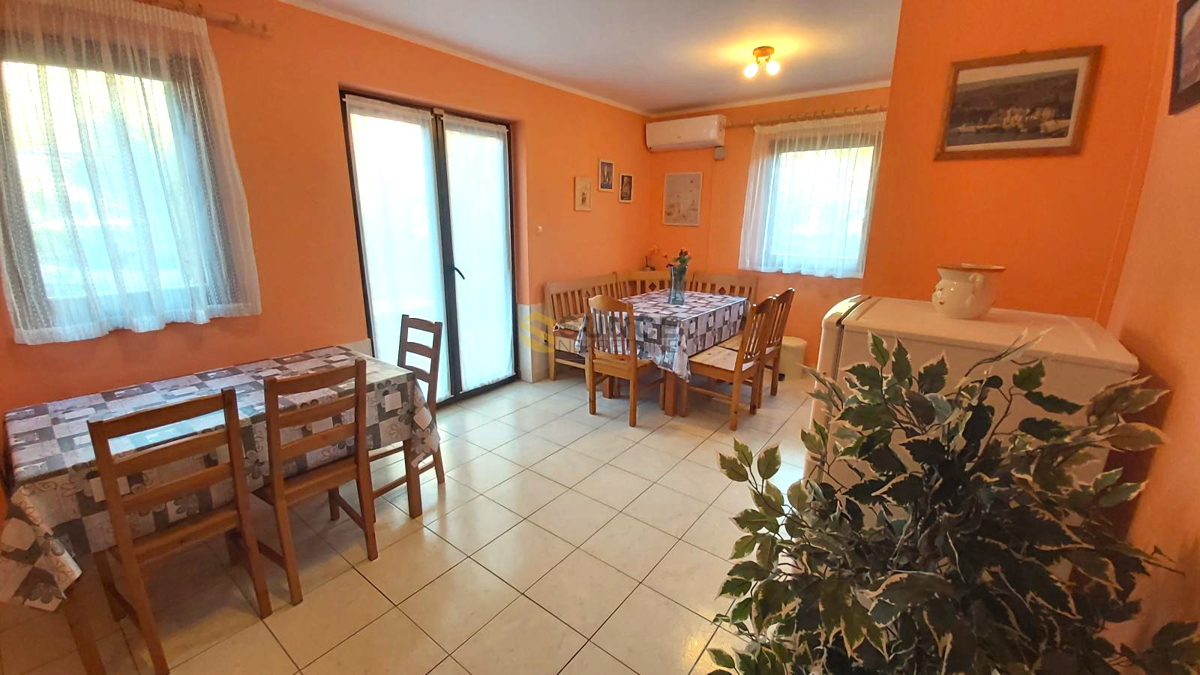 Appartamento ben arredato al piano terra a Baška, vicino al mare!