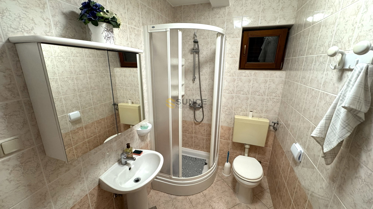 Appartamento ben arredato al piano terra a Baška, vicino al mare!