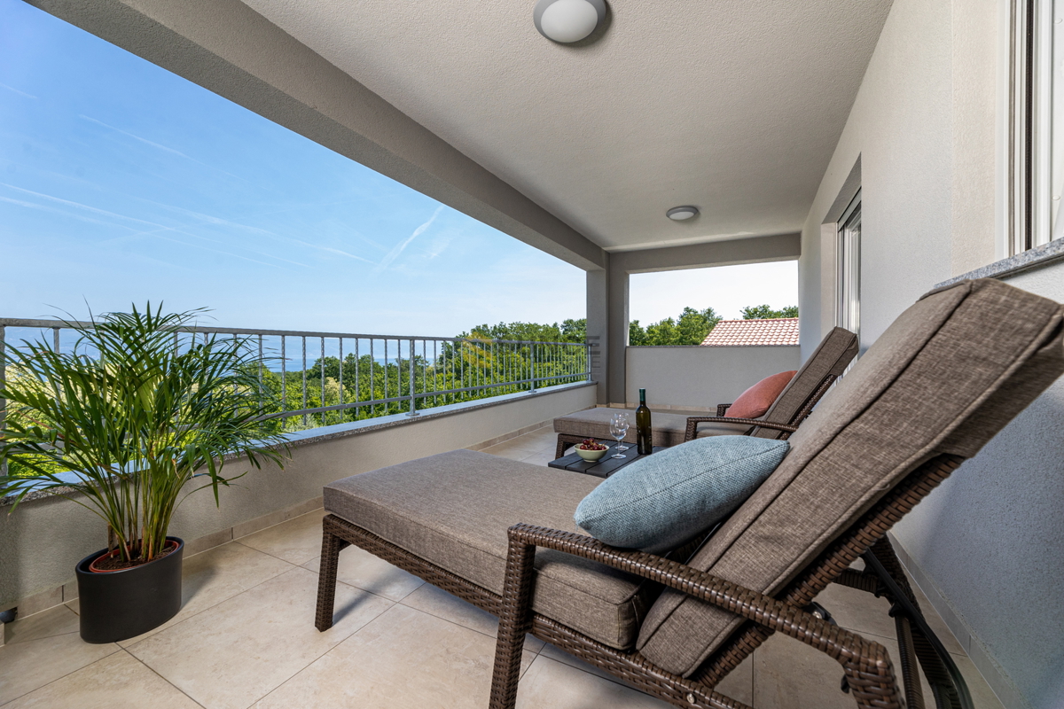 L&apos;isola di Krk, Vrbnik, bellissima villa arredata con piscina e vista sul mare!