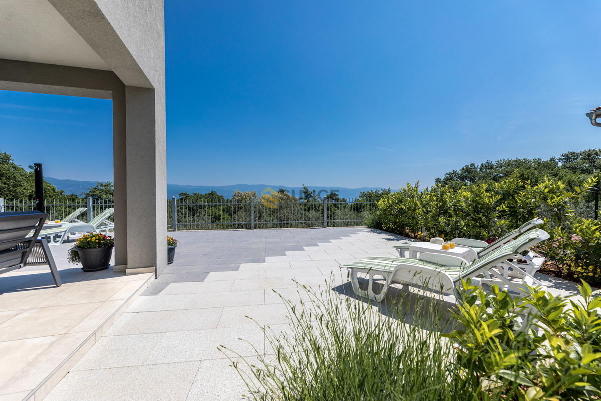 L&apos;isola di Krk, Vrbnik, bellissima villa arredata con piscina e vista sul mare!