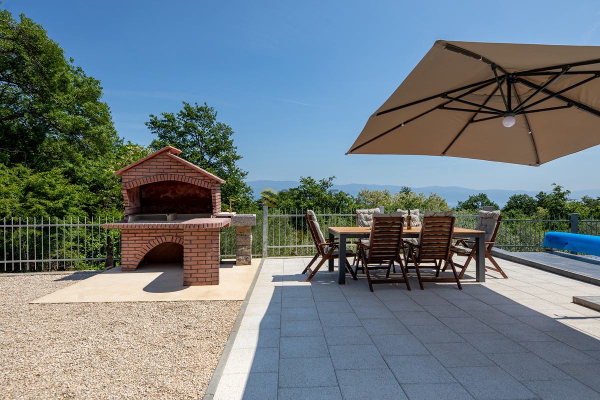 L&apos;isola di Krk, Vrbnik, bellissima villa arredata con piscina e vista sul mare!