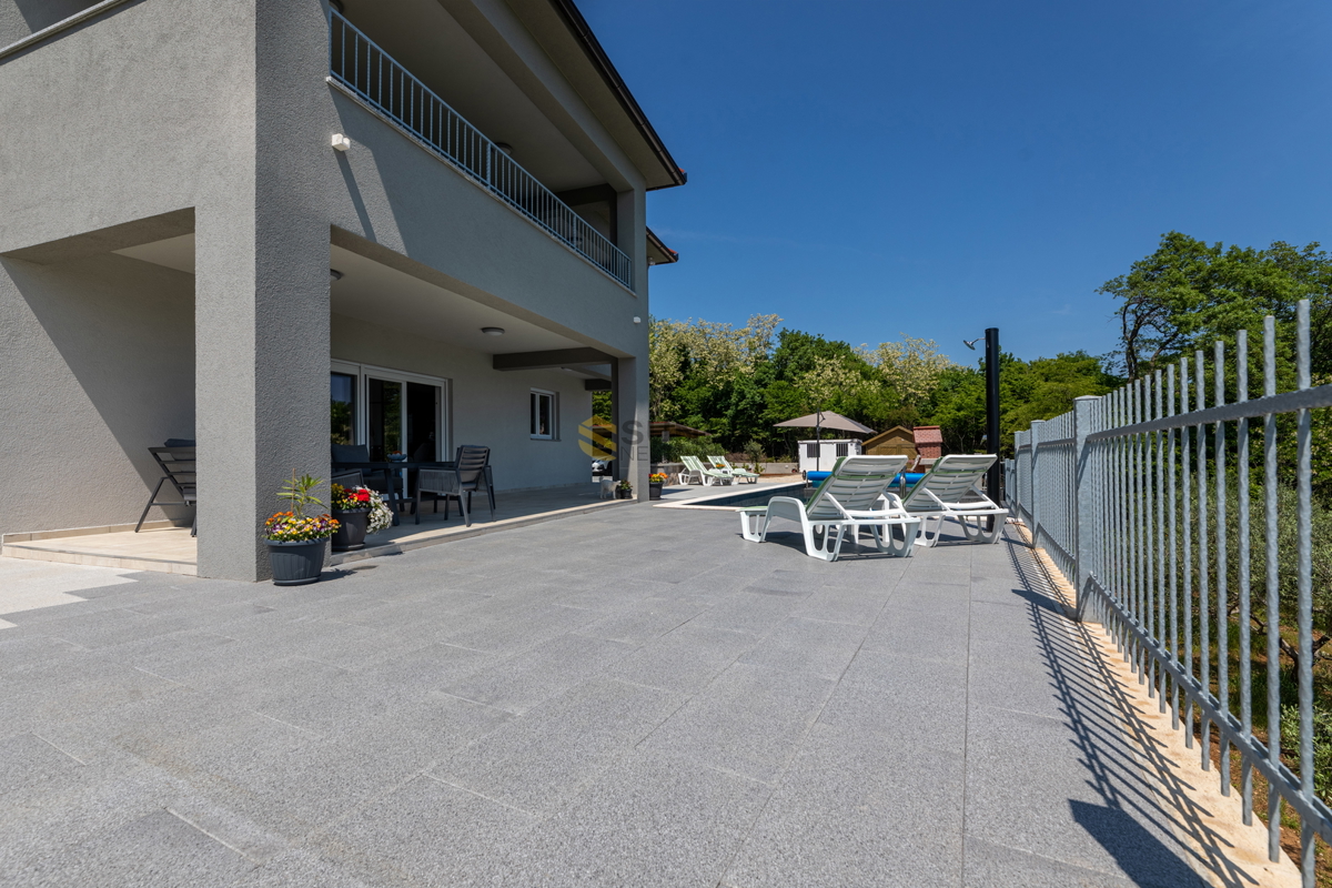 L&apos;isola di Krk, Vrbnik, bellissima villa arredata con piscina e vista sul mare!