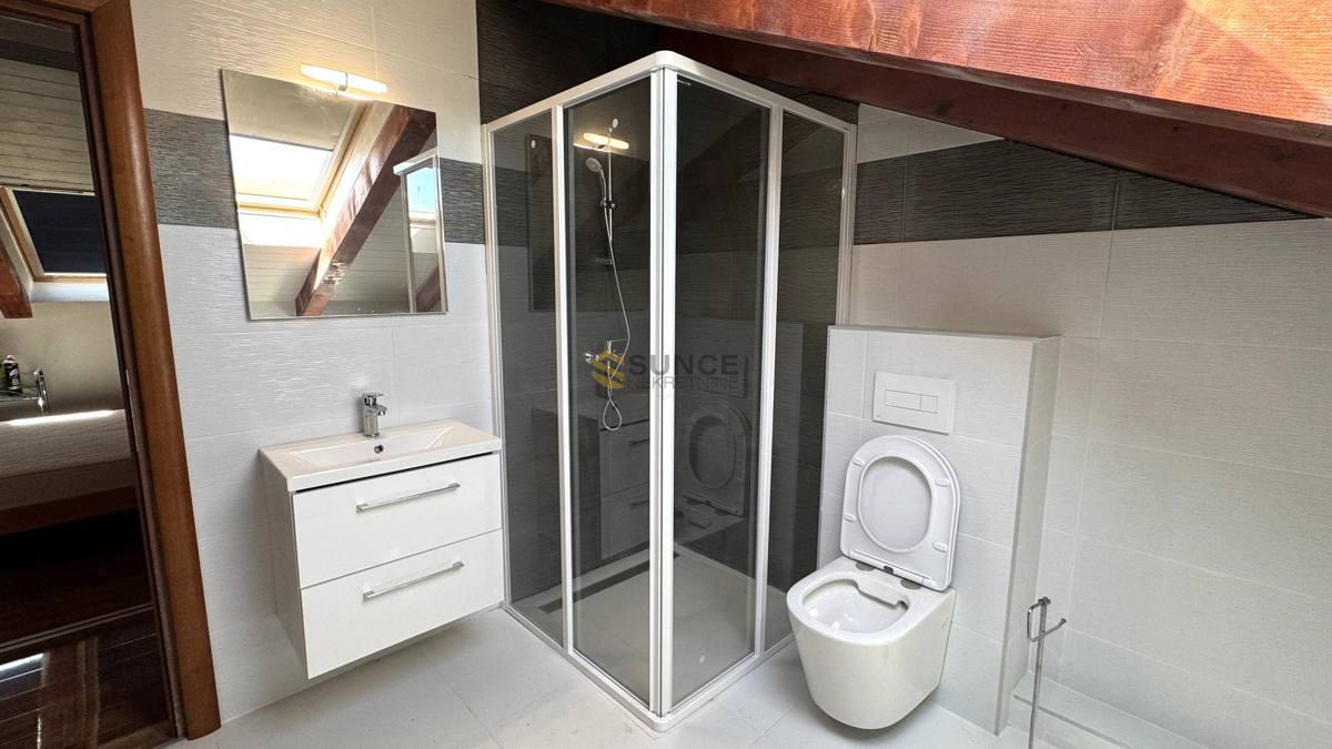 Città di Krk, appartamento su due livelli con vista sul mare!