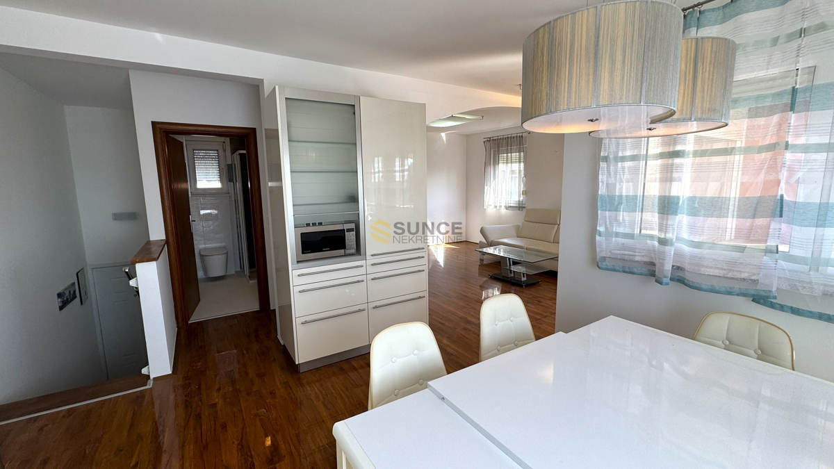 Città di Krk, appartamento su due livelli con vista sul mare!