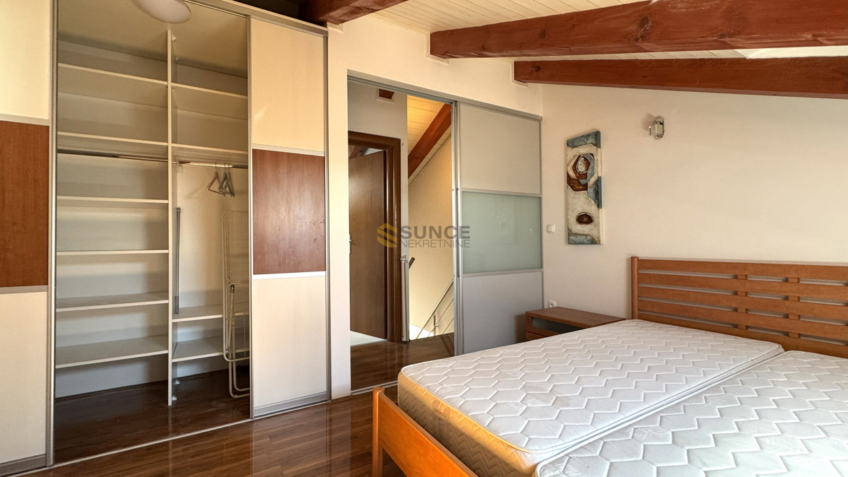 Città di Krk, appartamento su due livelli con vista sul mare!