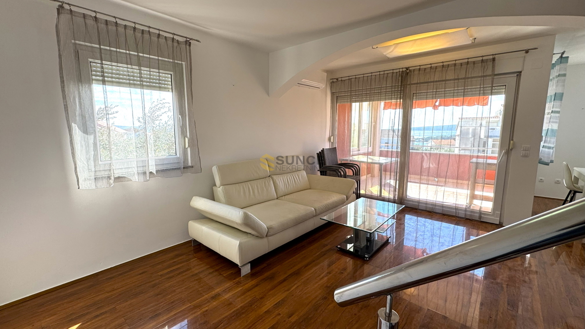 Città di Krk, appartamento su due livelli con vista sul mare!