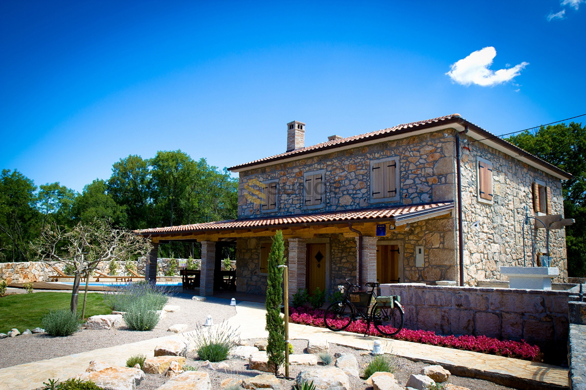 L&apos;isola di Krk, splendidamente decorate vecchia casa di pietra con un ampio giardino e piscina!