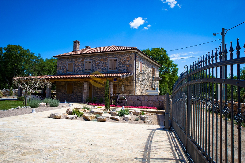 L&apos;isola di Krk, splendidamente decorate vecchia casa di pietra con un ampio giardino e piscina!