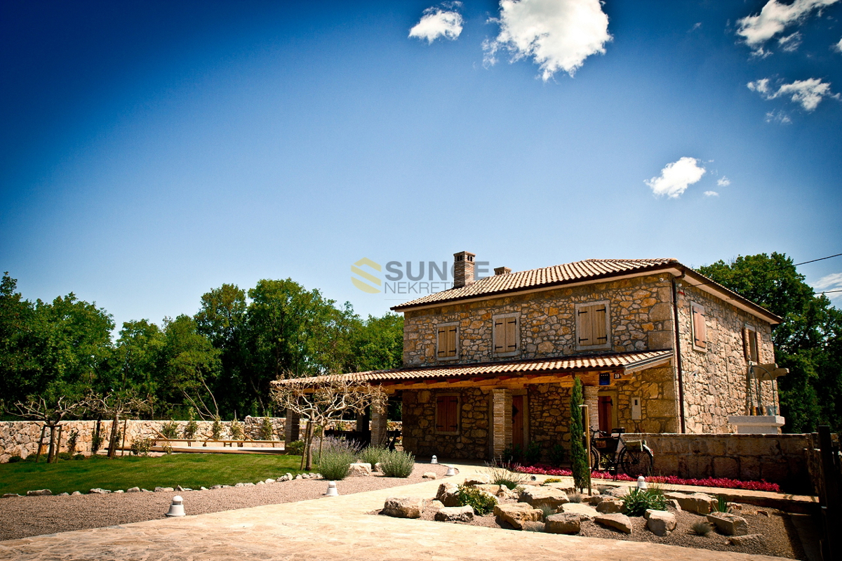 L&apos;isola di Krk, splendidamente decorate vecchia casa di pietra con un ampio giardino e piscina!