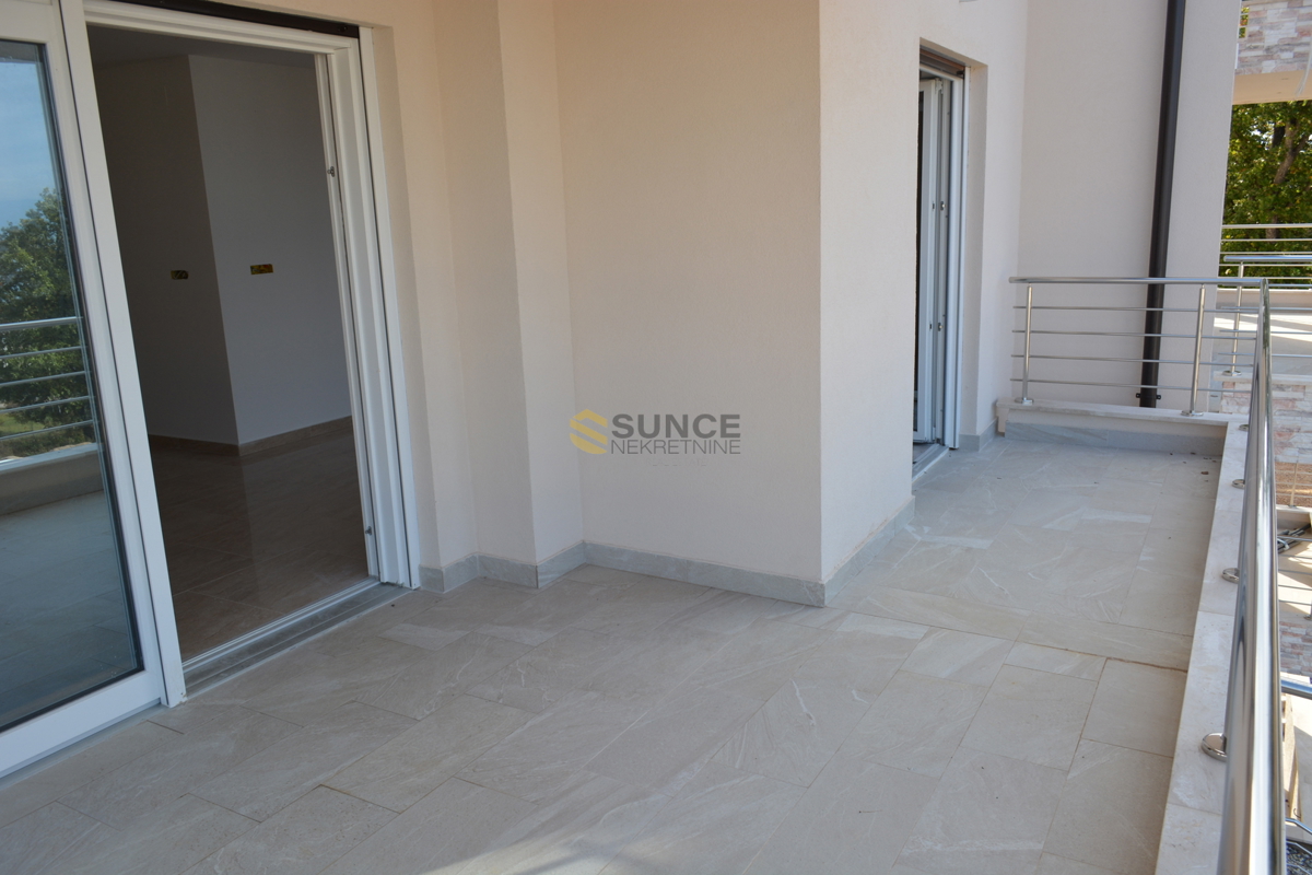 ISOLA DI KRK, NJIVICE, NUOVO APPARTAMENTO CON GIARDINO E BELLA VISTA MARE!