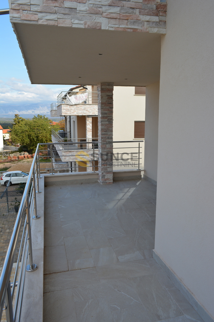 ISOLA DI KRK, NJIVICE, NUOVO APPARTAMENTO CON GIARDINO E BELLA VISTA MARE!