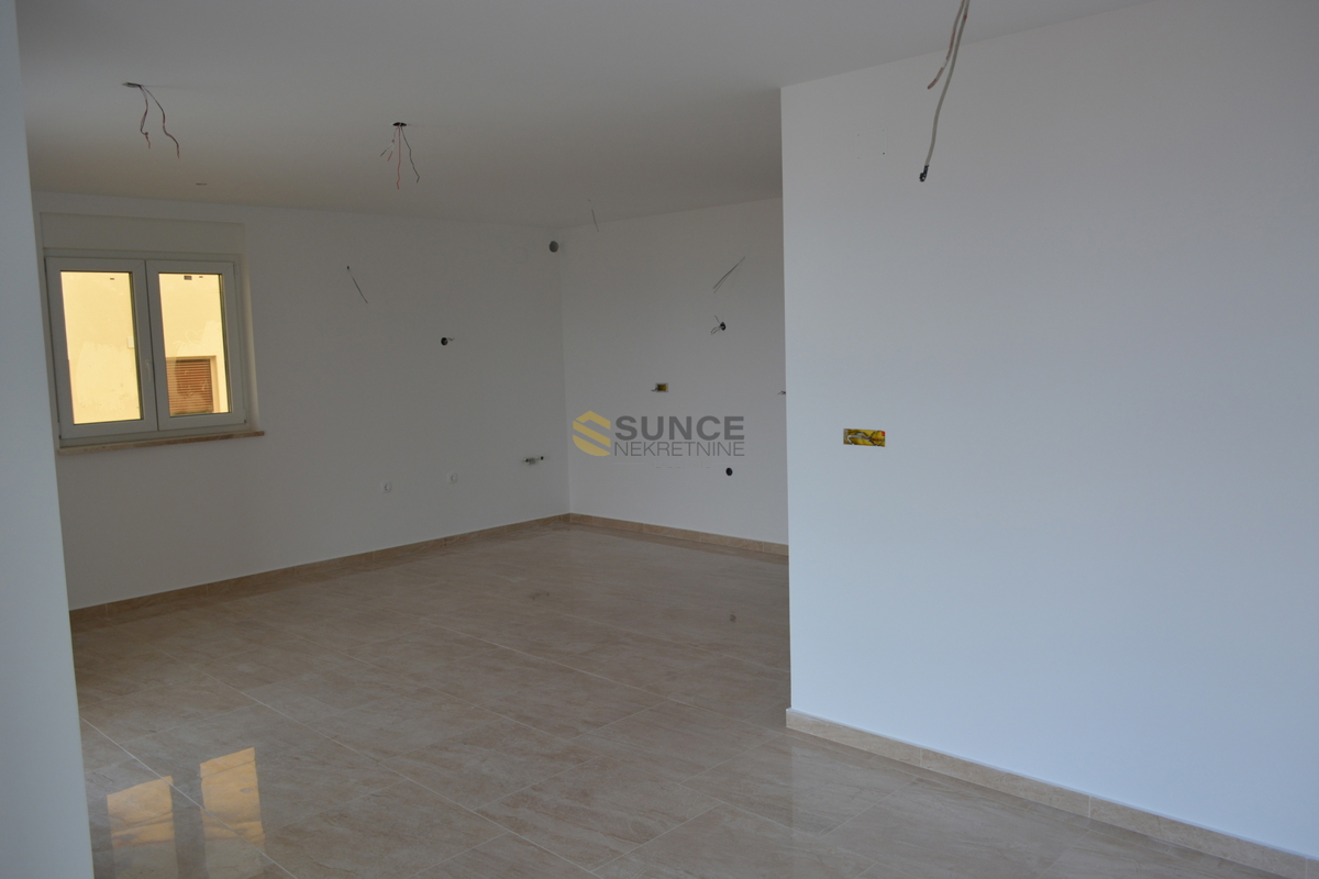 ISOLA DI KRK, NJIVICE, NUOVO APPARTAMENTO CON GIARDINO E BELLA VISTA MARE!