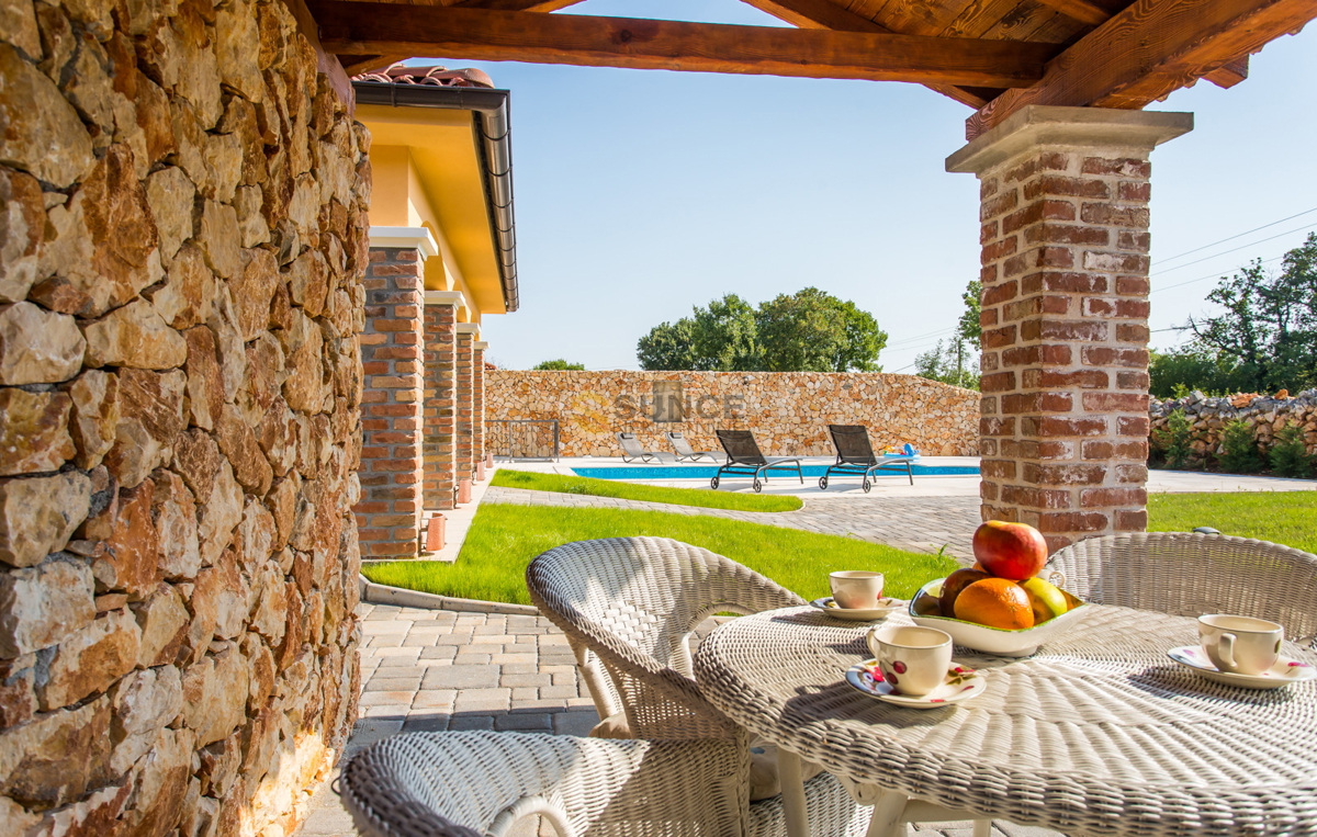 L&apos;isola di KRK, nuova villa con piscina in una bella posizione tranquilla!