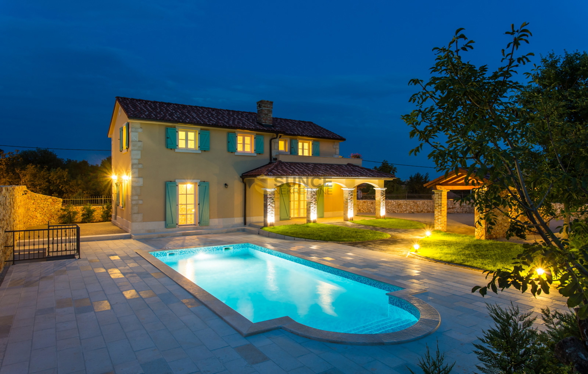 L&apos;isola di KRK, nuova villa con piscina in una bella posizione tranquilla!