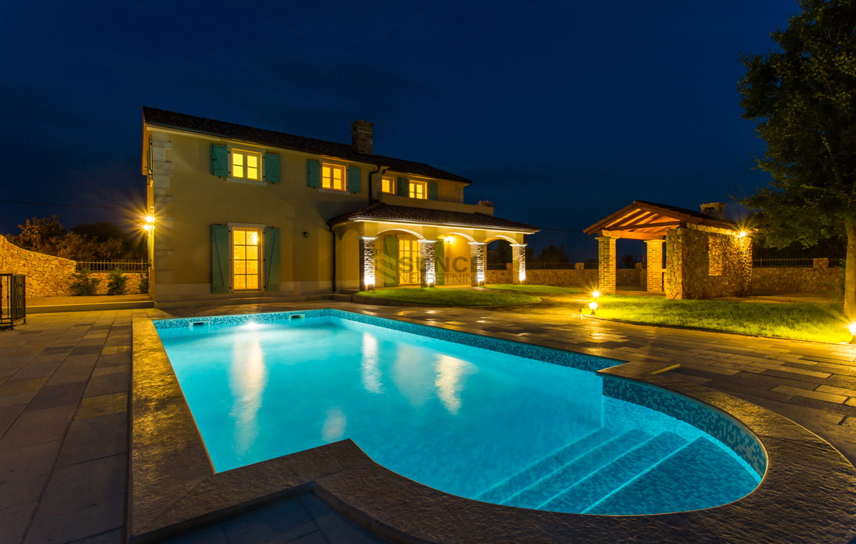 L&apos;isola di KRK, nuova villa con piscina in una bella posizione tranquilla!