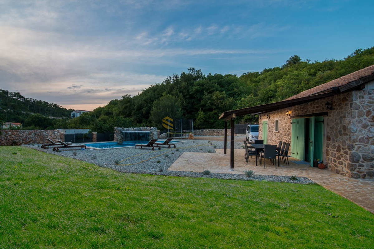 L&apos;isola di Krk, Vrbnik, una bella casa in pietra con piscina e giardino di 1000m2!