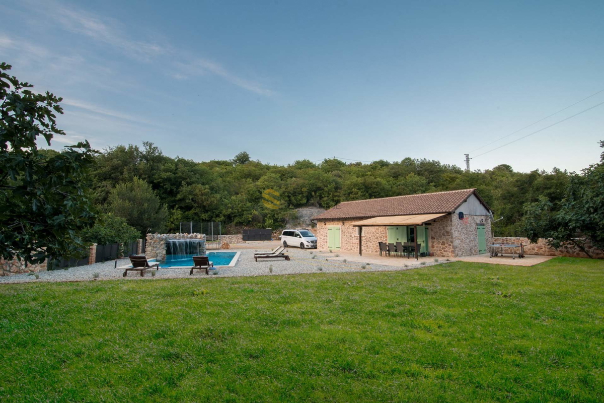 L&apos;isola di Krk, Vrbnik, una bella casa in pietra con piscina e giardino di 1000m2!