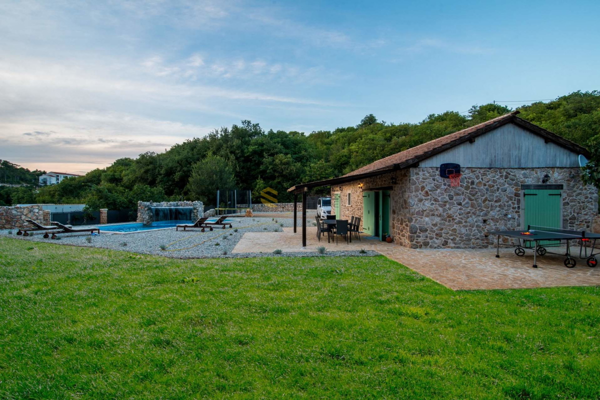 L&apos;isola di Krk, Vrbnik, una bella casa in pietra con piscina e giardino di 1000m2!