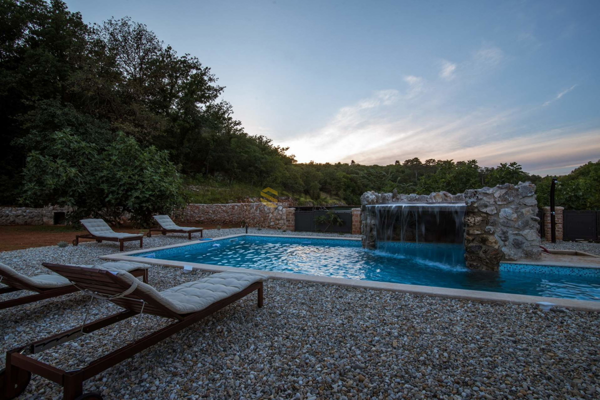 L&apos;isola di Krk, Vrbnik, una bella casa in pietra con piscina e giardino di 1000m2!