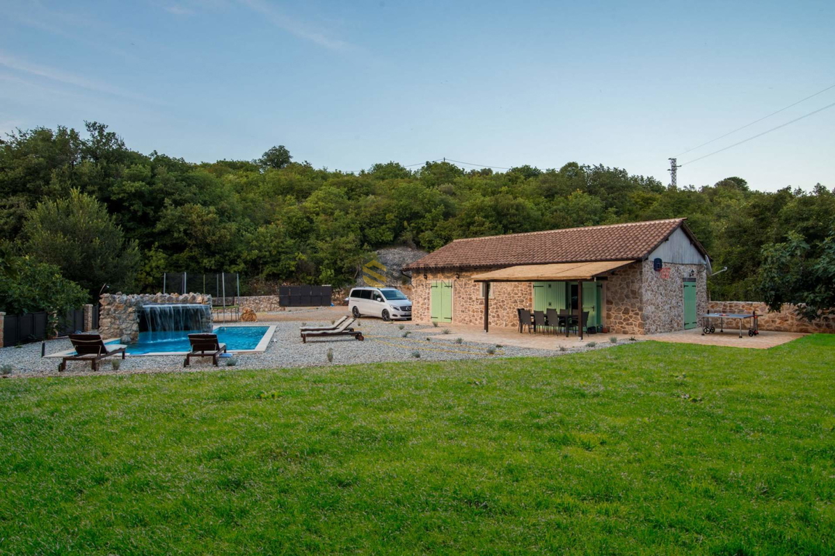 L&apos;isola di Krk, Vrbnik, una bella casa in pietra con piscina e giardino di 1000m2!