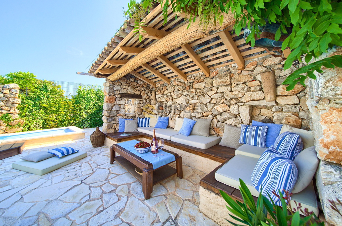 Malinska, bellissima villa rustica con piscina e vista mare aperta!