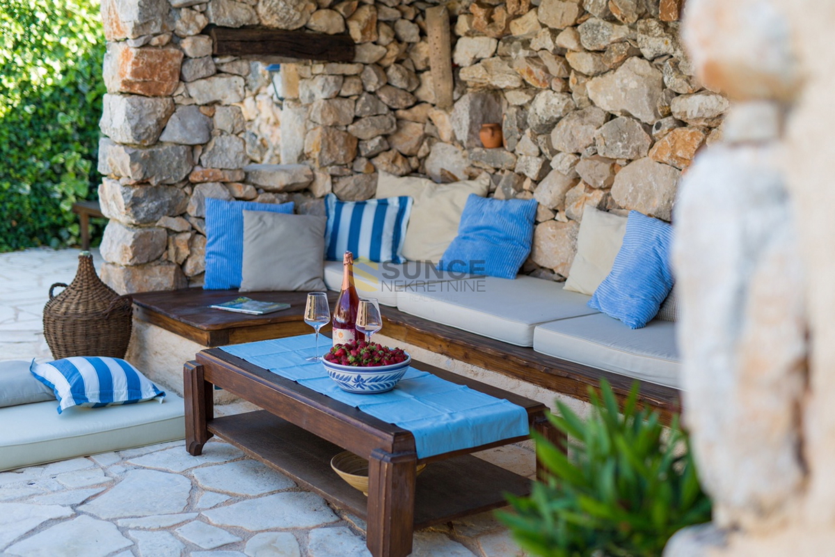 Malinska, bellissima villa rustica con piscina e vista mare aperta!