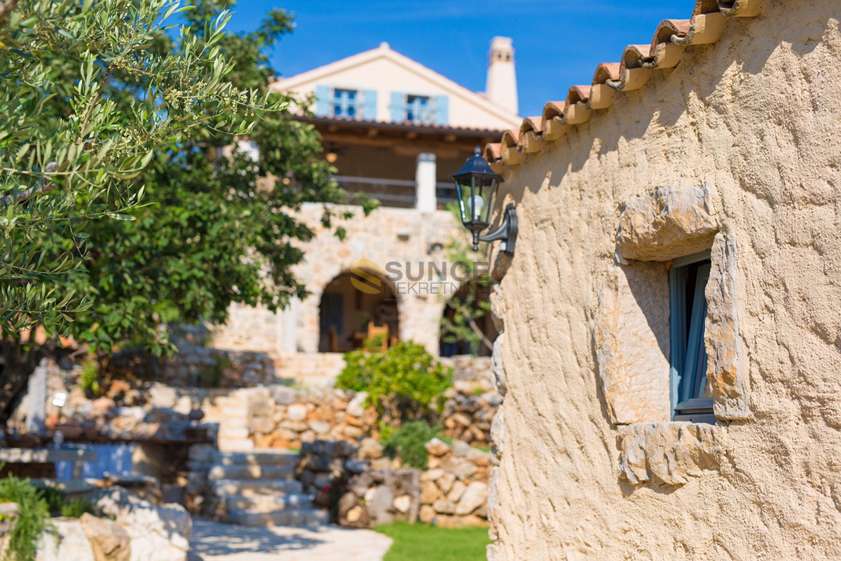 Malinska, bellissima villa rustica con piscina e vista mare aperta!