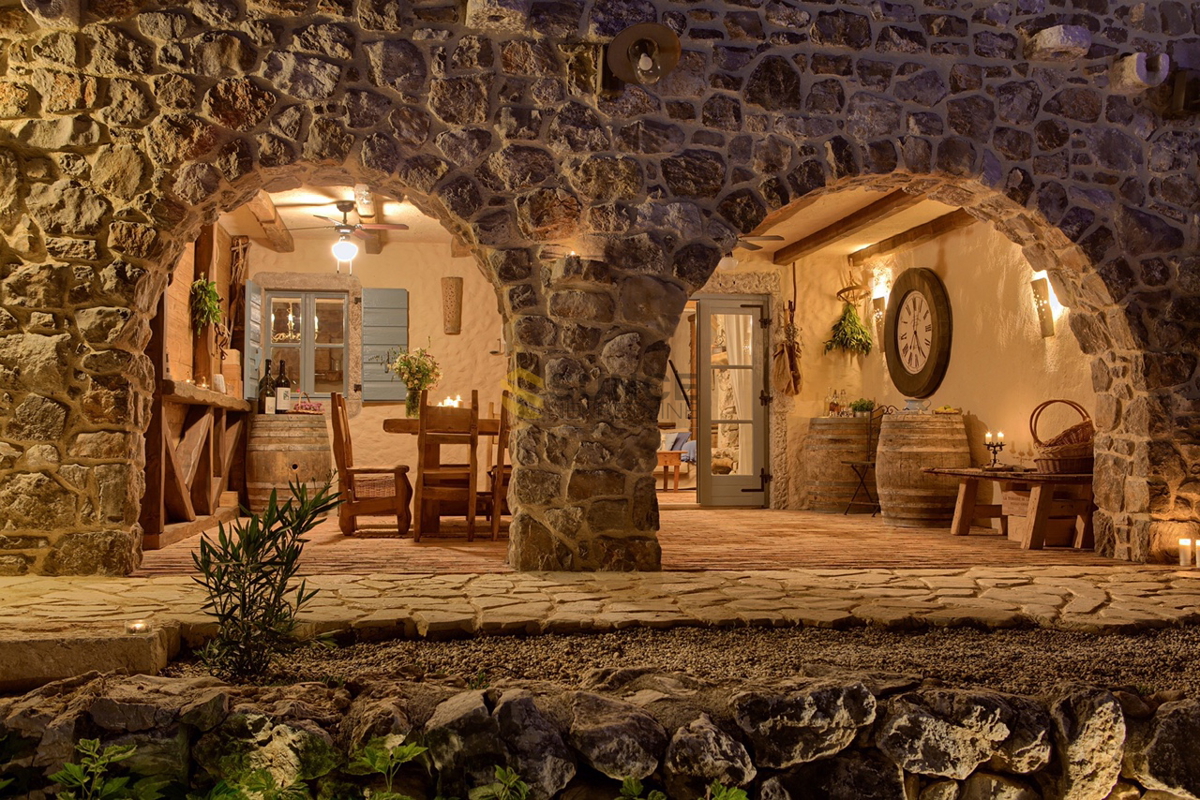 Malinska, bellissima villa rustica con piscina e vista mare aperta!
