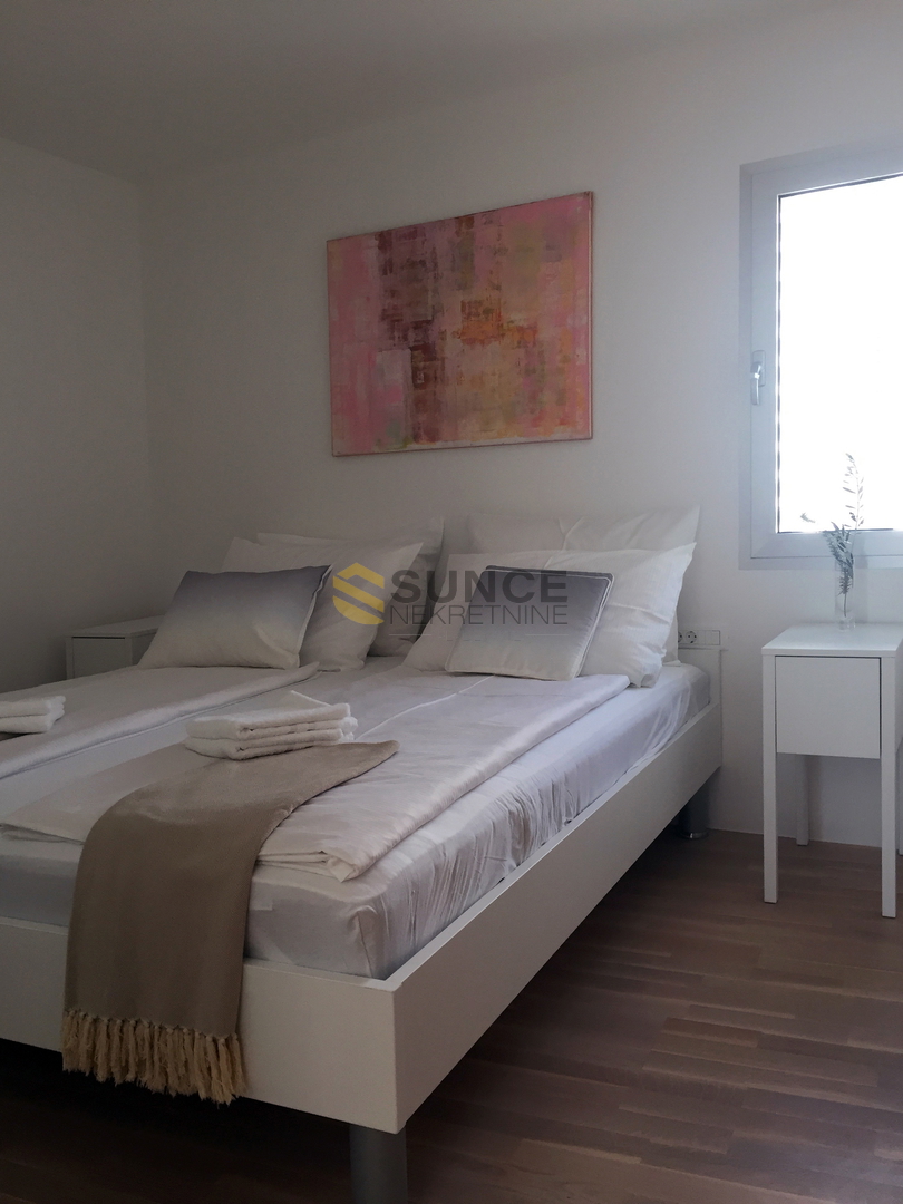 Città di Krk, appartamento moderno arredato al piano terra con giardino!