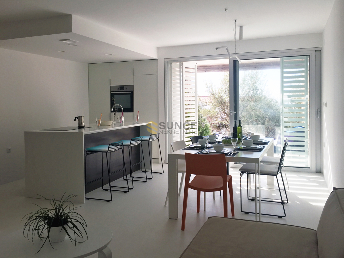 Città di Krk, appartamento moderno arredato al piano terra con giardino!