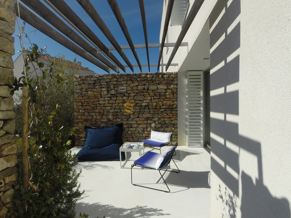 Città di Krk, appartamento moderno arredato al piano terra con giardino!