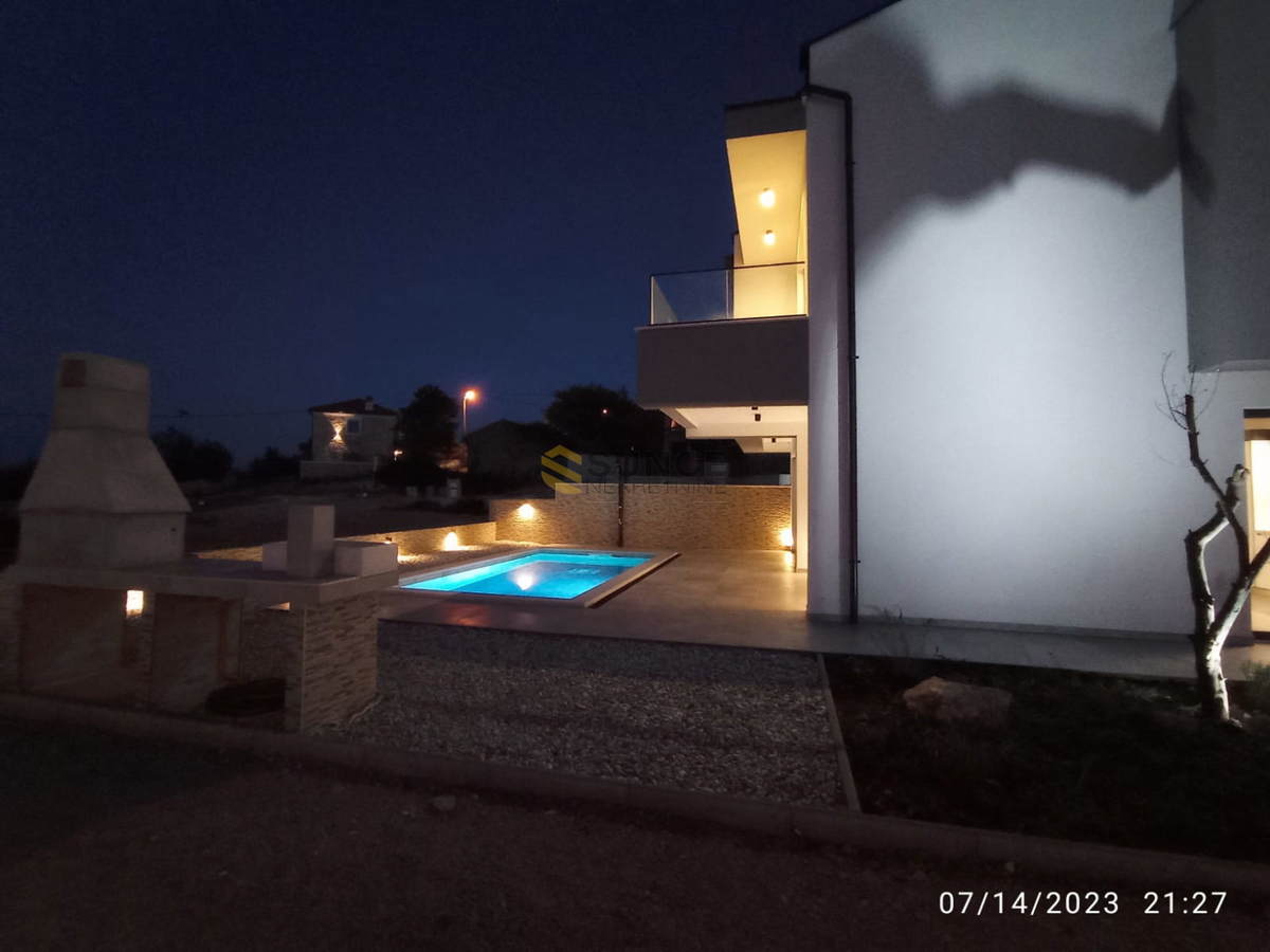 VRBNIK, BELLISSIMA CASA MODERNA, COMPLETAMENTE ARREDATA CON PISCINA E VISTA MARE!