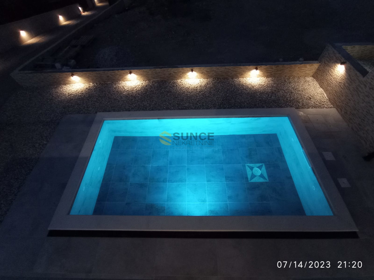 VRBNIK, BELLISSIMA CASA MODERNA, COMPLETAMENTE ARREDATA CON PISCINA E VISTA MARE!
