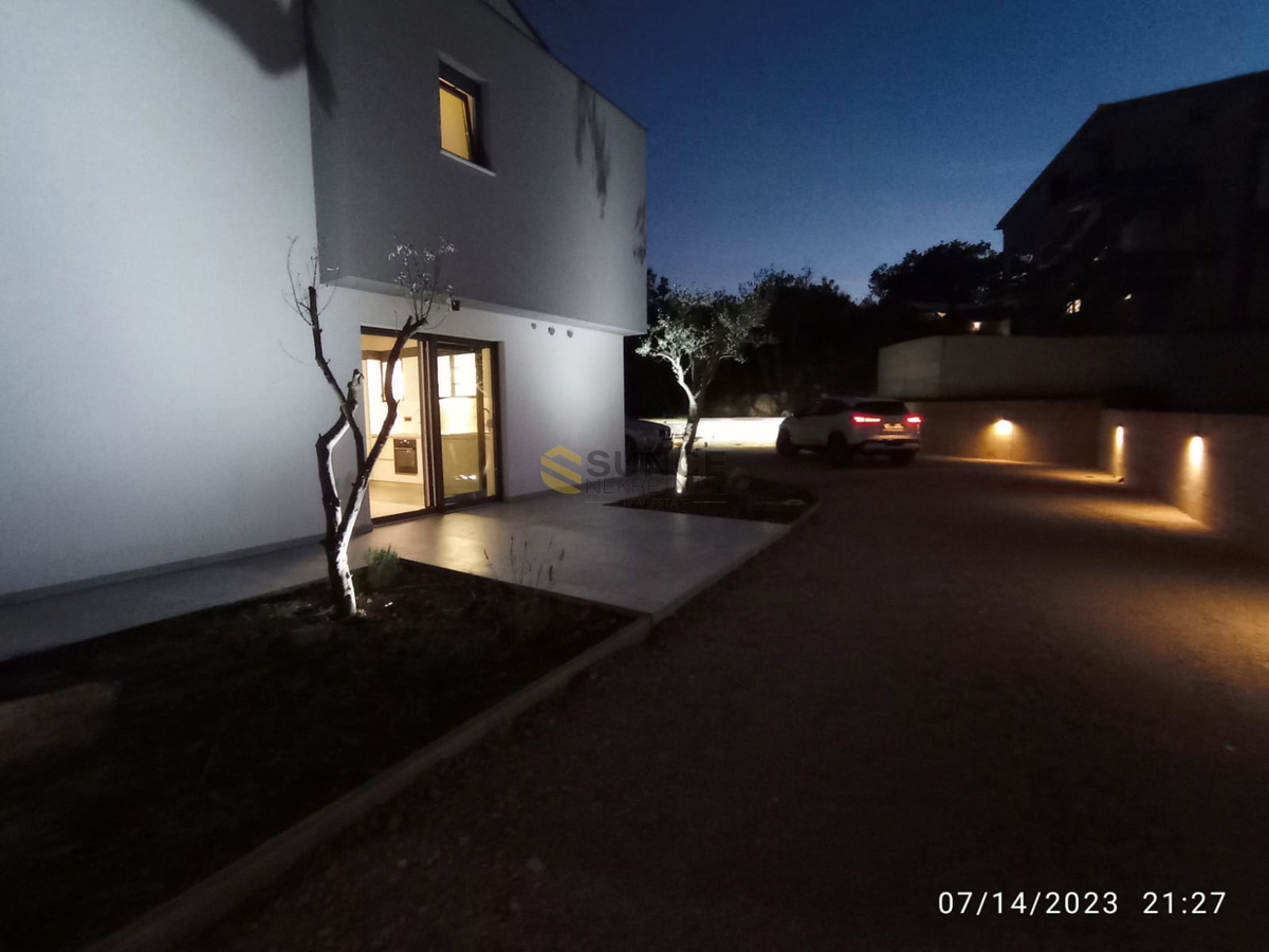VRBNIK, BELLISSIMA CASA MODERNA, COMPLETAMENTE ARREDATA CON PISCINA E VISTA MARE!