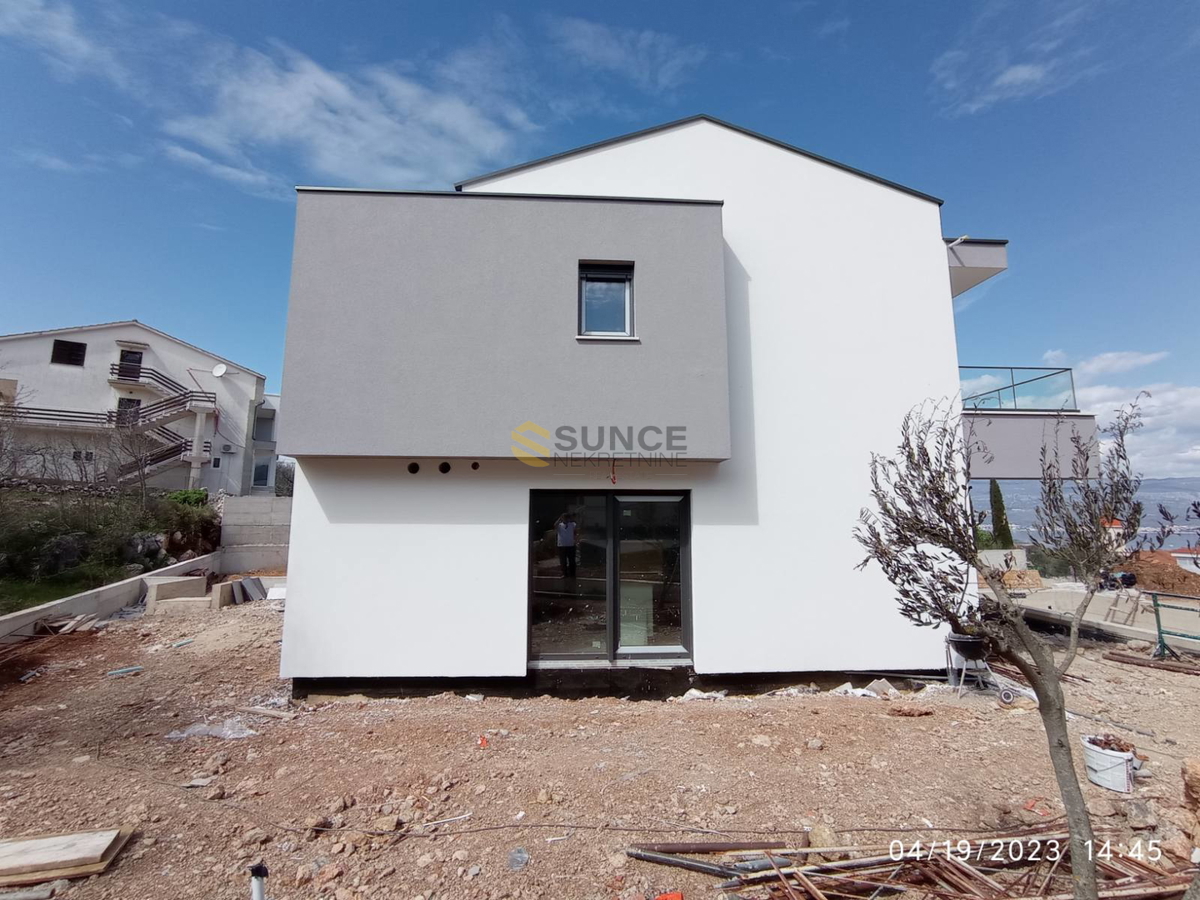 VRBNIK, BELLISSIMA CASA MODERNA, COMPLETAMENTE ARREDATA CON PISCINA E VISTA MARE!