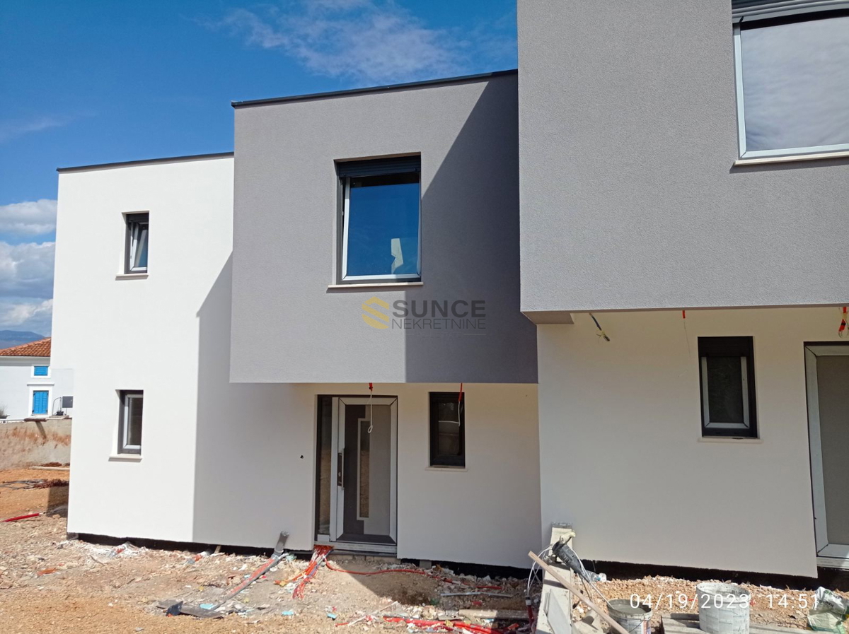 VRBNIK, BELLISSIMA CASA MODERNA, COMPLETAMENTE ARREDATA CON PISCINA E VISTA MARE!