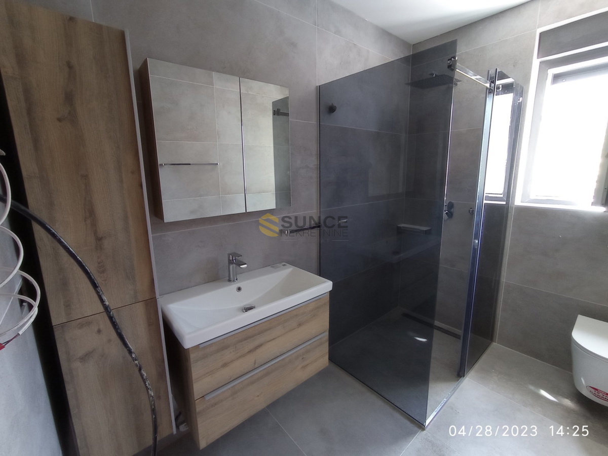 VRBNIK, BELLISSIMA CASA MODERNA, COMPLETAMENTE ARREDATA CON PISCINA E VISTA MARE!