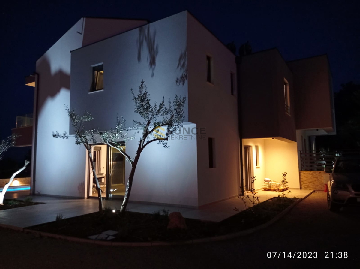 VRBNIK, BELLISSIMA CASA MODERNA, COMPLETAMENTE ARREDATA CON PISCINA E VISTA MARE!