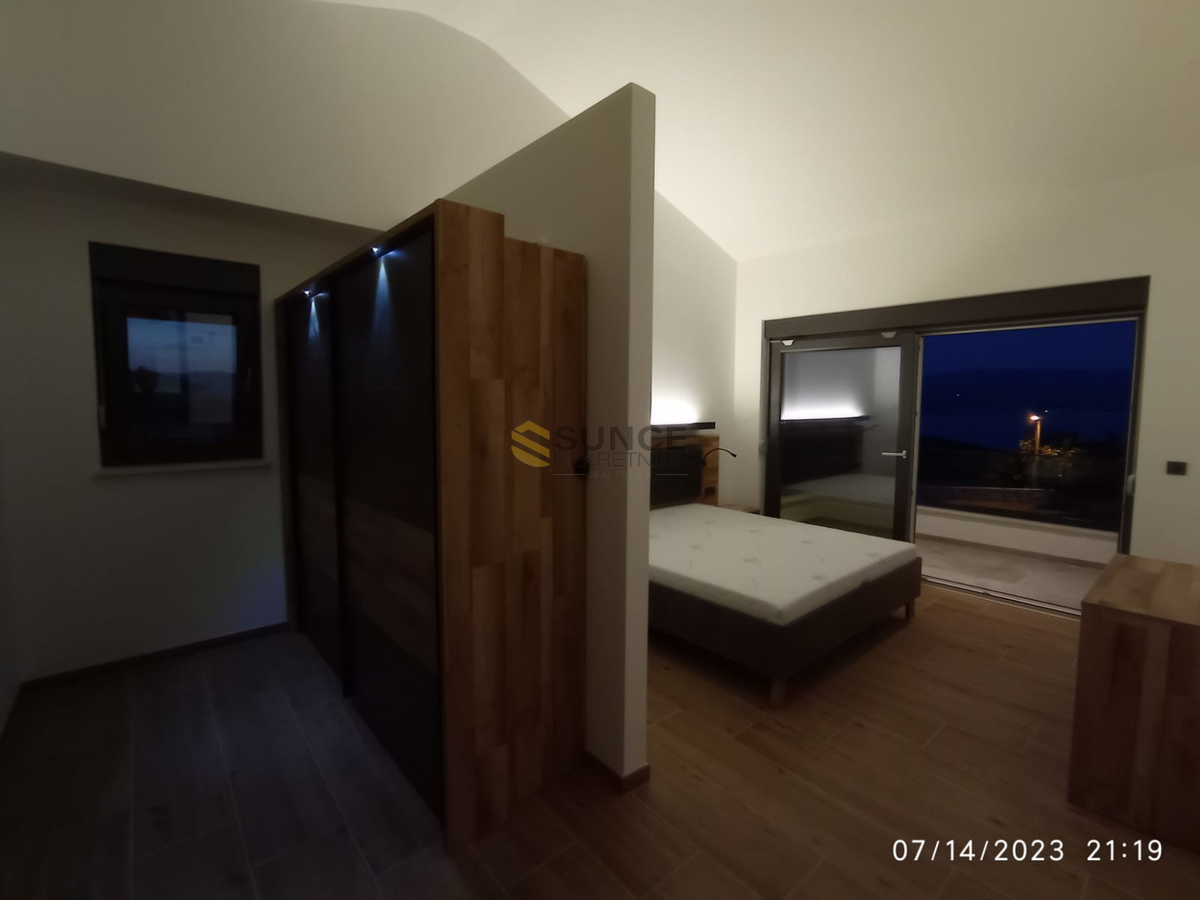 VRBNIK, BELLISSIMA CASA MODERNA, COMPLETAMENTE ARREDATA CON PISCINA E VISTA MARE!
