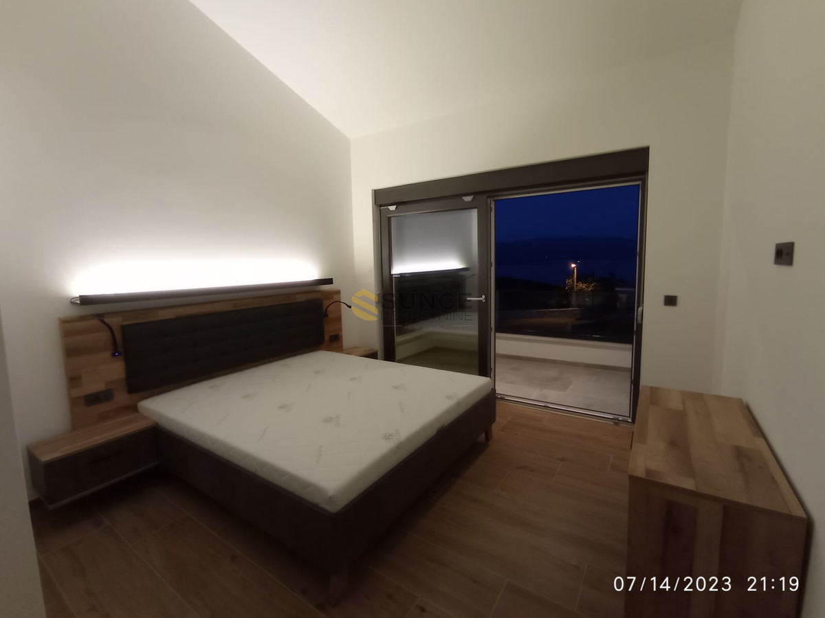 VRBNIK, BELLISSIMA CASA MODERNA, COMPLETAMENTE ARREDATA CON PISCINA E VISTA MARE!
